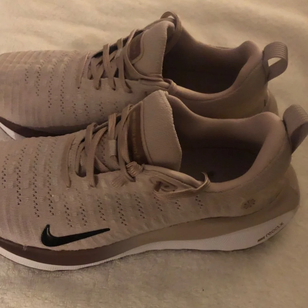 Nike Women’s Reactx Infinity Run 4 Shoes, platinum, color violet/black/smokey